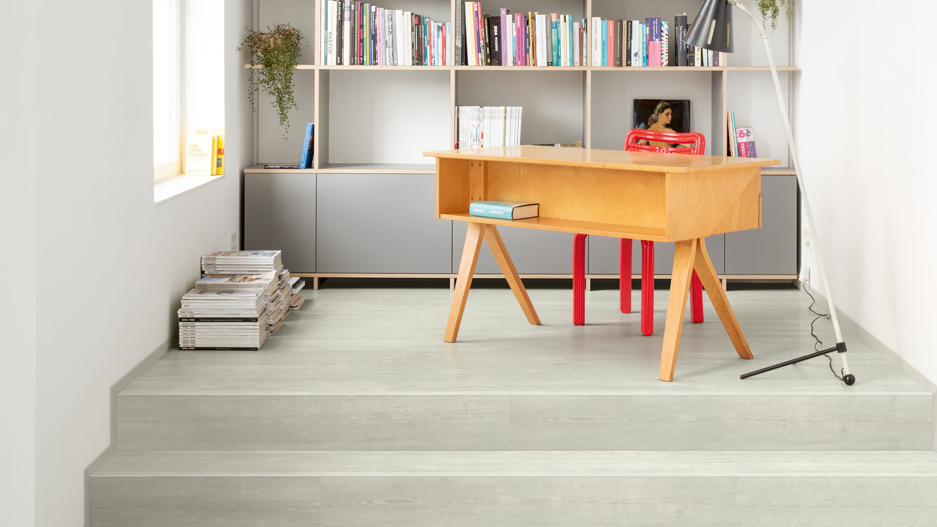 bureau à domicile avec un sol en vinyle Quick-Step blanc